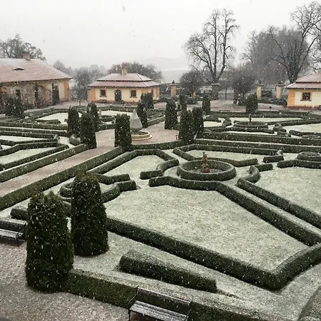 Zamek Jemniste Lägenhet